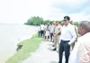 कटान प्रभावित गांव पहुंचे डीएम अंजनी कुमार सिंह,बोले- हर परिवार तक पहुंचेगी राहत