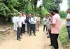 डीएम ने बैजलपुर का स्थलीय निरीक्षण कर सड़क निर्माण की बाधा दूर करने के दिये निर्देश, 