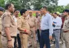 सड़क दुर्घटना में चार व्यक्तियों की मृत्यु की सूचना पर डीएम एसपी ने घटनास्थल का किया निरीक्षण