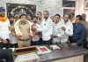 निवेश फ्राड़ के  पीड़ितों द्वारा पुलिस अधीक्षक को अंगवस्त्र व स्मृति चिन्ह प्रदान कर किया गया सम्मानित