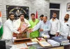 फ्राड़ के  पीड़ितों द्वारा पुलिस अधीक्षक को अंगवस्त्र व पुष्पगुच्छ प्रदान कर किया गया सम्मानित