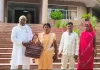जनपद न्यायालय में गवाही देने आयी बिहार की महिला का बैग कोर्ट के बाहर गाड़ी में छूटा  युवक व उसके पिता ने ईमानदारी की मिशाल पेश कर उसे लौटाया