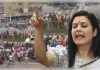 बंगाल में टीएमसी सांसद महुआ मोइत्रा पर भीड़ ने अंडे फेंके