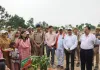 कपि वन में फलदार पौधा रोपकर मंडलायुक्त ने दिया हरित भविष्य का संदेश, स्वयं सहायता समूह की महिलाओं को वितरित किए पौधे