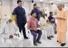 सीएम के जनता दरबार में मिले पीड़ित आउटसोर्स कर्मी, तबादले को लेकर लगाई गुहार