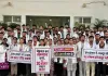 केजीएमयू समेत प्रदेश के मेडिकल कॉलेजों में 'इंटर्न डॉक्टरों का धरना 
