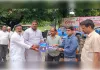विधायक मधुबन और डीएम ने मुख्यमंत्री योजना के तहत तीन किसानों को सौंपे ट्रैक्टर