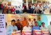 उतरौला में मुख्यमंत्री शिक्षक कैशलेस चिकित्सा योजना के कार्ड वितरित