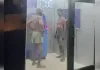 गर्मी से बेहाल मजदूर पहुंचे ATM, AC में ली ठंडी हवा, वीडियो हुआ वायरल