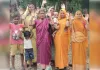 गोद में बच्चे, सामने जलभराव...पानी में डूबे रास्ते पर महिलाओं का आक्रोश