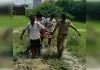 चलती ट्रेन से गिरकर युवक घायल, कीचड़ भरे रास्ते से पुलिस ने पहुंचाया अस्पताल