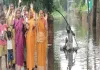गोद में बच्चे, सामने जलभराव... महिलाओं ने पानी में खड़े होकर किया प्रदर्शन
