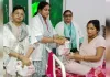 बाँदा रोटी बैंक की महिला टीम ने मरीजों को बांटे फल और बिस्किट