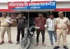 चलती सड़क पर मोबाइल स्नैचिंग करने वाले तीन बदमाश गिरफ्तार, छीना गया फोन और बाइक बरामद