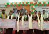 रसोइया सम्मान एवं कैशलेस चिकित्सा कार्ड वितरण समारोह में कर्मठ रसोइयों का सम्मान