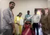 अयोध्या में सेवादार की ईमानदारी, 20 लाख की हीरे जड़ित सोने की चेन महिला को लौटाई