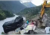 गंगोत्री हाईवे पर बाल-बाल बचे कांवड़िए, गंगा में गिरने से बचा वाहन