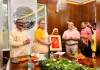 सेवानिवृत्त कर्मचारियों को स्मृति चिन्ह देकर किया सम्मानित