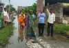 जलभराव की समस्या से परेशान वार्ड वासियों ने समाजसेवी दिग्विजय गुप्ता संग किया सड़क पर प्रदर्शन