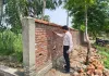 पुरानी ईंटों से बना रहे थे नई बाउंड्री; सीडीओ अभिषेक कुमार ने मारा छापा, गुणवताविहीन निर्माण पर लगाई फटकार