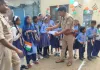 स्वतंत्रता दिवस पर महुली पुलिस ने स्कूली बच्चों व वृद्धाश्रम में पहुँचकर बांटी खुशियां एवं फल