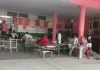 एम्बुलेन्स के अभाव में रोगियों को भीषण गर्मी में करना पड़ा स्ट्रेचरों पर इंतजार