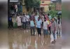 सड़क या तालाब? बदहाली से नाराज ग्रामीणों ने बीच सड़क पर कर दी धान की रोपाई