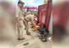 थानाध्यक्ष बीजपुर ने अजीरेश्वर महादेव मंदिर पर असहायों को वितरित किए लंच पैकेट