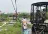  प्लास्टिक का बोरा पहनकर ड्यूटी करते नजर आया कर्मचारी