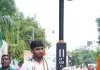 चर्चा के लिए बोरी में कूड़ा बीनने लगे नीरज 