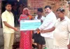 पीड़ित परिवार को विधायक ने सौंपी चार लाख की सहायता चेक