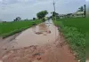 आठ साल से जर्जर सड़क, गड्ढों और कीचड़ से परेशान ग्रामीण