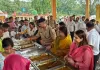 मोटा महादेव मंदिर में डीएम-एसपी ने कांवड़ियों को बांटा प्रसाद