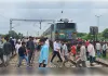 अज्ञात व्यक्ति ट्रेन के आगे कूदा, इंजन में फंसा रहा शव
