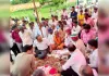 कुबहरा-कमालपुर मार्ग के डामरीकरण की मांग पर धरने पर बैठे ग्रामीण