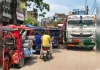 घंटों जाम में फंसा उतरौला, भारी वाहनों और अतिक्रमण से जनता बेहाल
