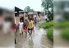 अधिकारियों की लापरवाही से बरवलिया गांव का रास्ता बना तालाब