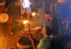 मशाल और ढोल बजाकर फसल की रखवाली कर रहे किसान