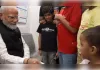 आम यात्री बनकर दिल्ली मेट्रो में पीएम मोदी ने किया सफर, बच्चों से की बात