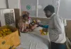 एफएच मेडिकल कॉलेज में किये गये फल वितरण 
