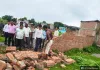 चकमार्ग पर कब्जा कर खड़ी कर दी पक्की दीवार, राजस्व टीम ने ढहाई
