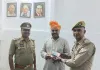 रास्ते मे पड़ा मोबाइल व उसमे रखा सोने का सिक्का लौटाकर पुलिस कर्मी ने दिया ईमानदारी का परिचय