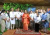 विदेशी पर्यटकों ने स्वामी चिदानन्द से लिया आध्यात्मिक ज्ञान