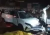 ट्रक को बचाने के चक्कर में कार अनियंत्रित होकर डिवाइडर से टकरायी