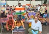 अभ्यर्थियों ने शिक्षा मंत्री का आवास घेरा, एक घंटे तक नारेबाजी