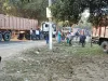 बलिया में दो ट्रकों की टक्कर, एक इंटर कालेज के गेट के पास पेड़ से टकराया