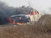 चलती कार में लगी आग, सवारों ने भागकर बचाई जान