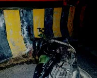 बाइक अनियंत्रित रेलवे पुल से टकराई, दो घायल