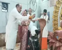 राजस्व मंत्री जयसिंह अग्रवाल ने शिव मंदिर में की पूजा, फिर लाइन में लगकर डाला वोट
