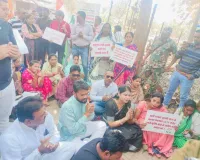 बैंक खातों को फ्रीज करने के विरोध में कांग्रेस ने किया विरोध प्रदर्शन
